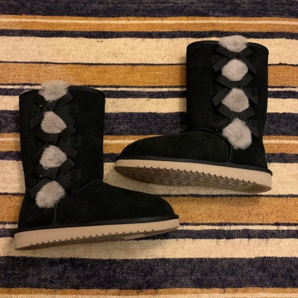 Koolaburra by‎ UGG W Victoria Tall Dark Brown Suede Bow Pom Pom Boots Size 6 NEW